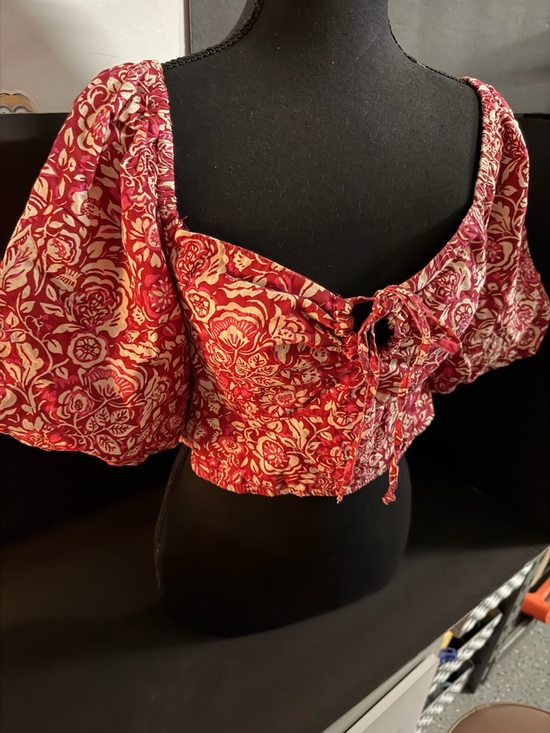 Tops - Red Floral Puff-Sleeve Crop Top - Brand Unspecified